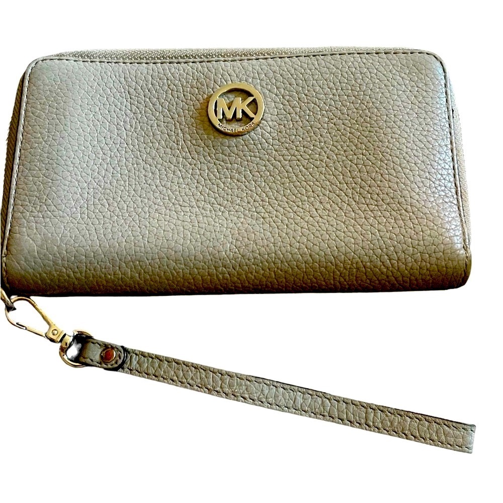 MICHAEL KORS LARGE TRAVEL CONTINENTAL WRISTLET WALLET GREY color